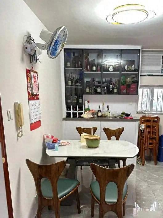 没有阳台装修非常极简真羡慕！一家四口在香港仅有55平新房(图8)